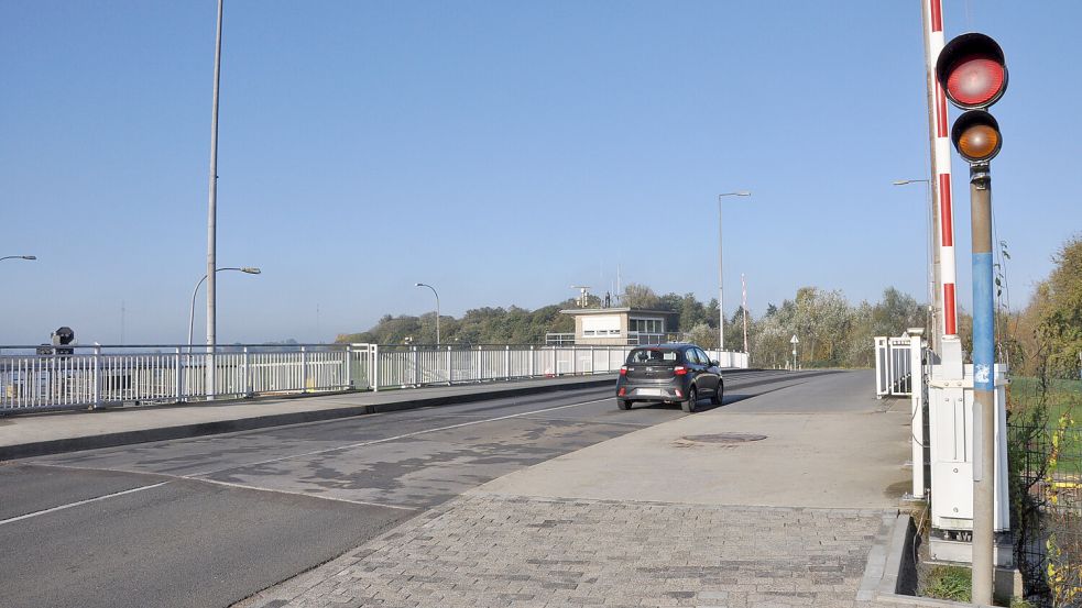 Die Fahrbahn der Schleusenbrücke wird erst im Frühjahr 2025 saniert. Foto: Wolters