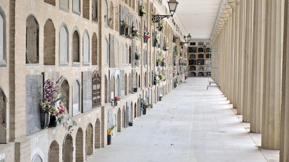 Auf Valencias Friedhöfen spannen sich bald Solarpaneele über Gräberwänden. Diese originelle Idee vereint Gedenken und Ökologie und deckt den Energiebedarf von 2500 Menschen. Foto: IMAGO/Depositphotos