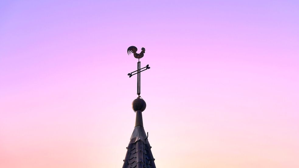 Überbleibsel einer alten „Verzauberung der Welt“: Wetterhahn auf einem Kirchturm Foto: Imago/imagebroker