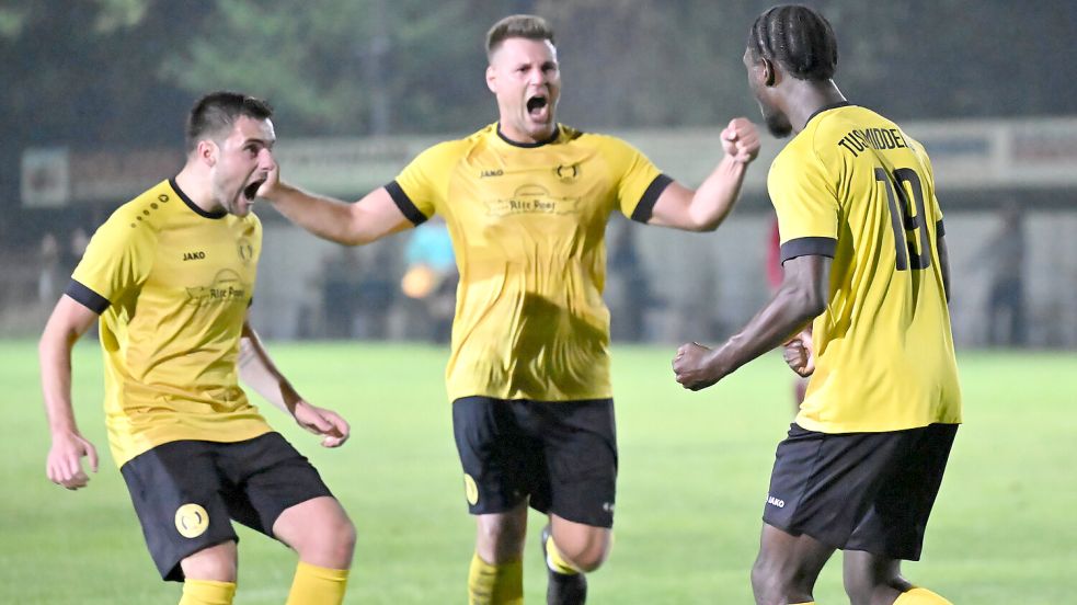 Glen Sokoli (links) erzielte am Mittwoch in Wiesmoor das 1:0 für den TuS Middels. Foto: Doden, Blomberg