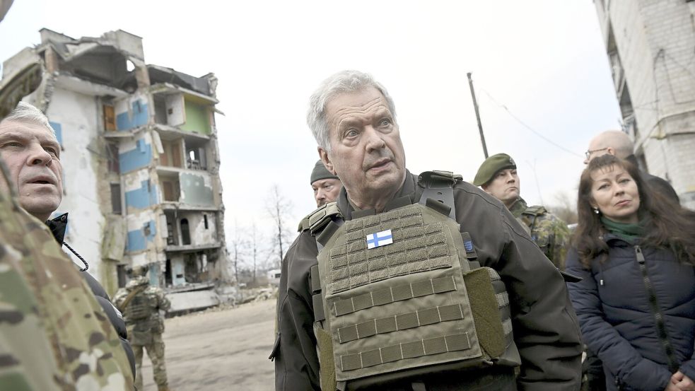 Da war Sauli Niinistö noch Präsident von Finnland: 2023 bei einem Besuch in der Ukraine. Jetzt stellte er seinen EU-Sicherheitsplan vor. Foto: picture alliance/dpa/Lehtikuva