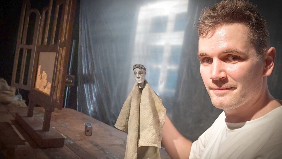 Der Figurenspieler Eike Schmidt und seine Puppe, Deichgraf Hauke Haien. Fotos: Ortgies