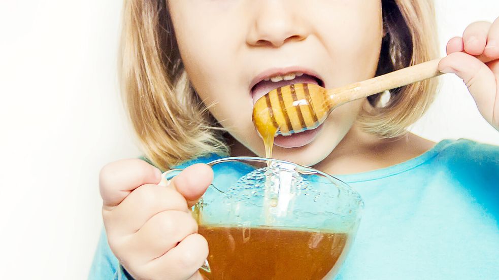 Honig ist nicht nur süß, sondern gilt auch als gesund, doch für Kleinkinder kann er gefährlich werden. Foto: IMAGO/Yana Tatevosian
