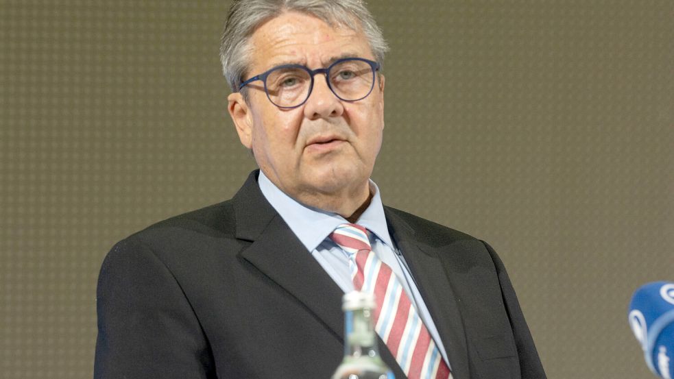 Der frühere Außenminister Sigmar Gabriel (SPD) hält eines für sicher: Für Deutschland wird sich vieles ändern, egal, wer ab Januar in den USA regiert. Foto: IMAGO/Ying Tang