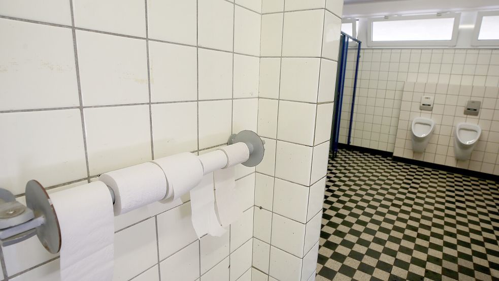 Werden lieber gemieden: Toiletten in Schulen sind kein Ort, an dem sich Kinder und Jugendliche gerne aufhalten. Foto: dpa/Roland Weihrauch