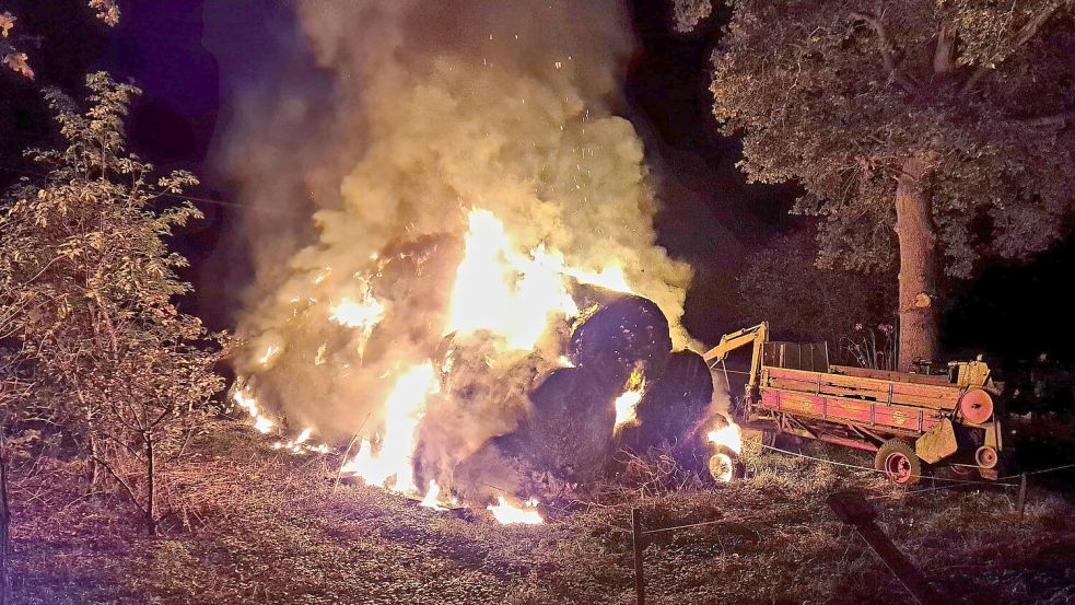 In Potshausen sind in der Nacht rund 50 Rundballen in Brand geraten. Foto: Strenge/Feuerwehr