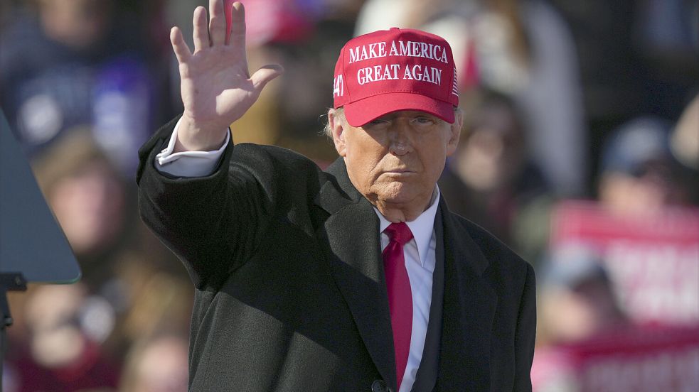Während Donald Trump in den letzten Tagen vor der US-Wahl viel Wahlkampf macht, taucht in Washington D.C. eine Statue auf, die ihn angreift. Foto: dpa/AP/Matt Rourke