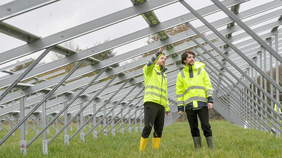 Auf diesen Gerüsten werden in den nächsten Wochen die Solarmodule befestigt. Projektentwickler Fabian Schneider (links) und Jonas Greiner von Architekturbüro KLM Projektentwicklung stellten den neuen Solarpark vor. Foto: Ortgies
