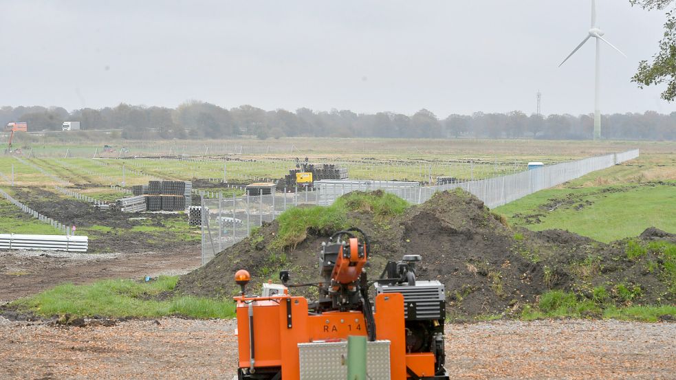 An der Autobahn erstreckt sich das Gelände für den Solarpark. Foto: Ortgies