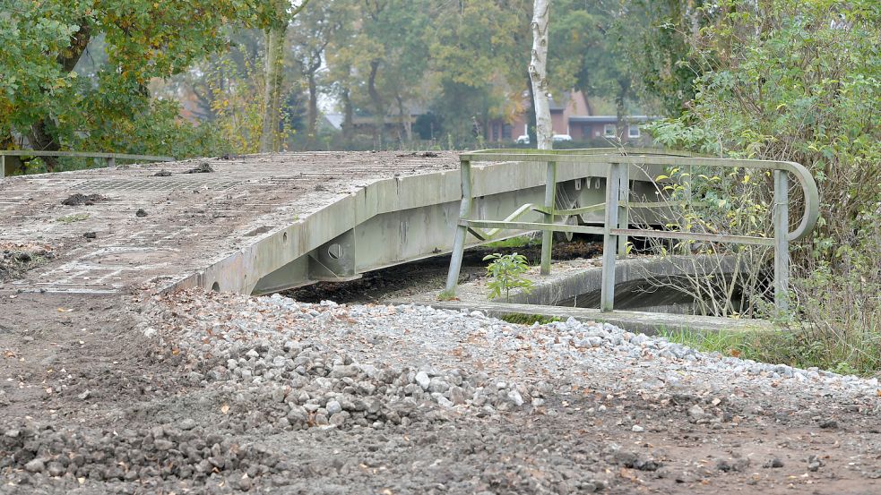 Weil die Brücke über den Heimschloot für die Baufahrzeuge nicht ausgelegt ist, wurde kurzerhand eine sogenannte "Nato-Brücke" gemietet und darüber gelegt. Sie wird später wieder entfernt. Foto: Ortgies