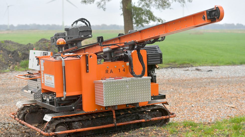 Mit dieser Ramme wurden die Pfosten für die Solarmodule in den Boden gebracht. Foto: Ortgies