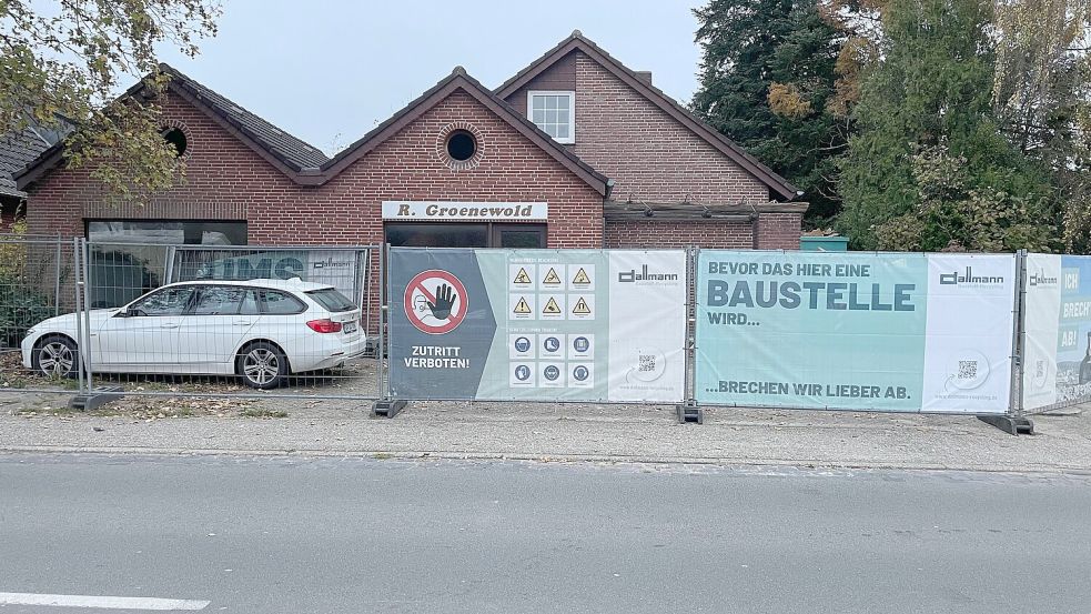 An diesem Montag ist ein Bauzaun beim Gebäude der ehemaligen Gärtnerei Groenewold aufgestellt worden. Die Gärtnerei mit den Nebengebäuden wird laut Gemeinde Westoverledingen abgerissen. Foto: David Ammermann