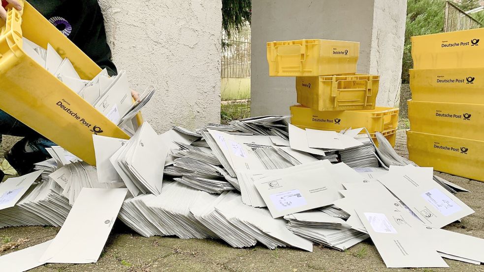 Es war leider keine Fan-Post: 1700 Briefe vom Finanzamt erhielt ein Quickborner am Samstagvormittag. Der Postbote wollte die Sendungen auch nicht wieder mitnehmen. Foto: Anja Steinbuch