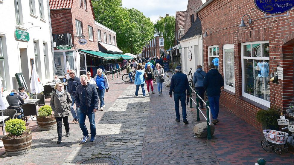 Um die Touristenmenge in dem Ort besser zu kontrollieren, will die Gemeinde Krummhörn zukünftig den Zubau von Ferienwohnungen genauer kontrollieren. Foto: Wagenaar/Archiv