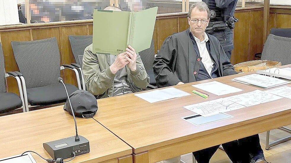 Einem 52 Jahre alten Weeneraner wird Totschlag vorgeworfen. Er wird vor Gericht von Rechtsanwalt Folkert Adler (rechts) verteidigt. Foto: Vogt/Archiv