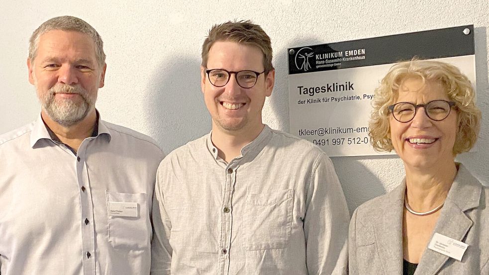 Freuen sich über die Erweiterung des Behandlungsangebots in ihrer Tagesklinik (von links): Heiko Theilen, pflegerische Leitung der Tagesklinik, Oberarzt Dr. Rainer Krumm und Chefärztin Dr. Doris Janssen. Auf dem Foto fehlt die leitende Psychotherapeutin Elisa Rossade. Foto: privat