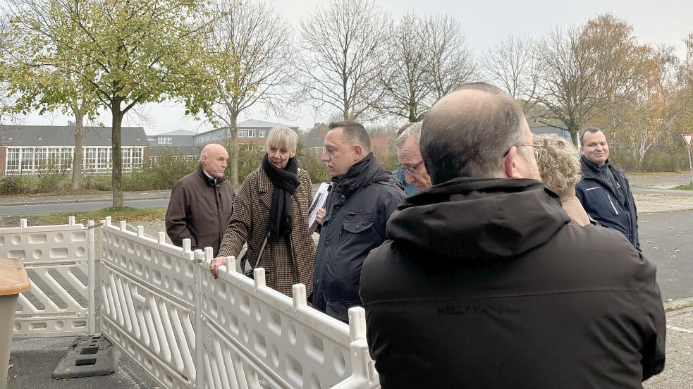 Vertreter des Gebäudemanagements (GME) und der Politik machten sich am Dienstag, 5. November 2024, ein Bild davon, wie groß die Schäden an der Sporthalle sind.