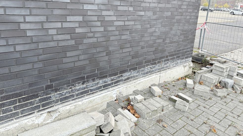 Arbeiter haben an der Sporthalle bereits damit begonnen, das Fundament freizulegen.