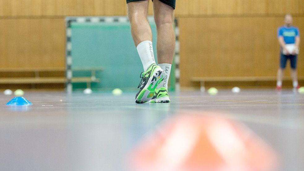 Der Sportunterricht ist anfällig für Grenzverletzungen, weil körperliche Nähe oft Teil des Unterrichts ist, sagt Sportpsychologin Jeannine Ohlert. Foto: IMAGO / Deutzmann