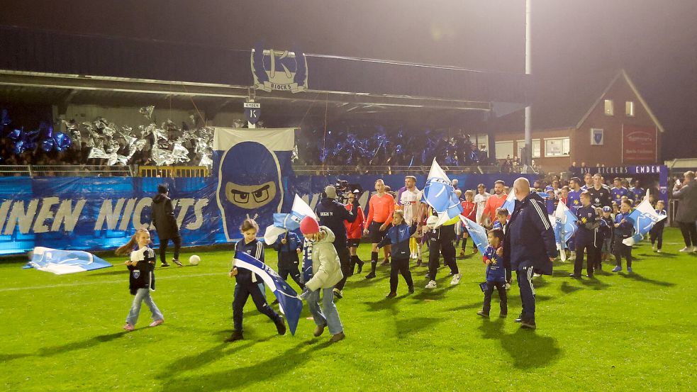 Mit einer tollen Choreographie begrüßten die Emder Fans aus „Block 5“ ihre Mannschaft beim Einlaufen. Foto: Doden/Emden