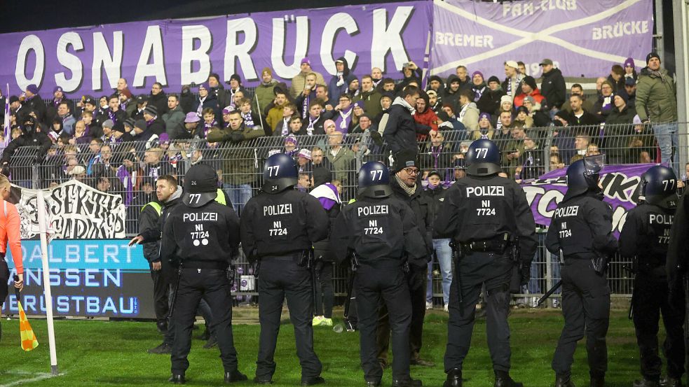 In der Nachspielzeit war die Partie kurz unterbrochen, weil sich Emder Fans auf den Weg Richtung VfL-Block gemacht haben sollen. Die Polizei sorgte für Ordnung. Foto: Doden/Emden