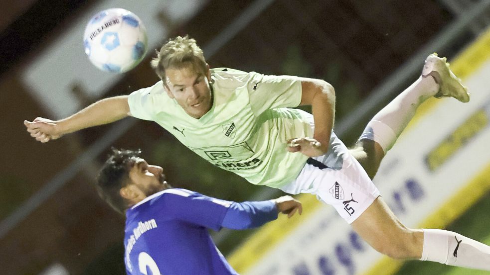 Torben Lange trägt Blau-Weiß Papenburg noch im Herzen, blendet seine „BW-Liebe“ am Freitag aus. Im grünen Firrel-Trikot will er einen Derbysieg feiern. Foto: Doden/Emden