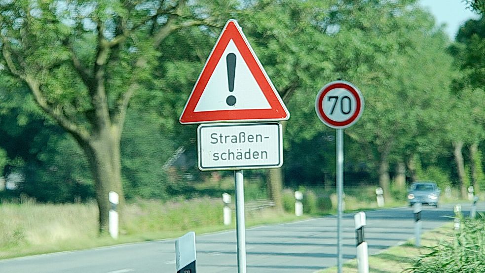 Nicht alle Straßen sind in einem guten Zustand. Auf diesem Foto ist die L15 zwischen Jemgum und Ditzum zu sehen, für sie ist nicht die Gemeinde zuständig. Foto: Wolters/Archiv