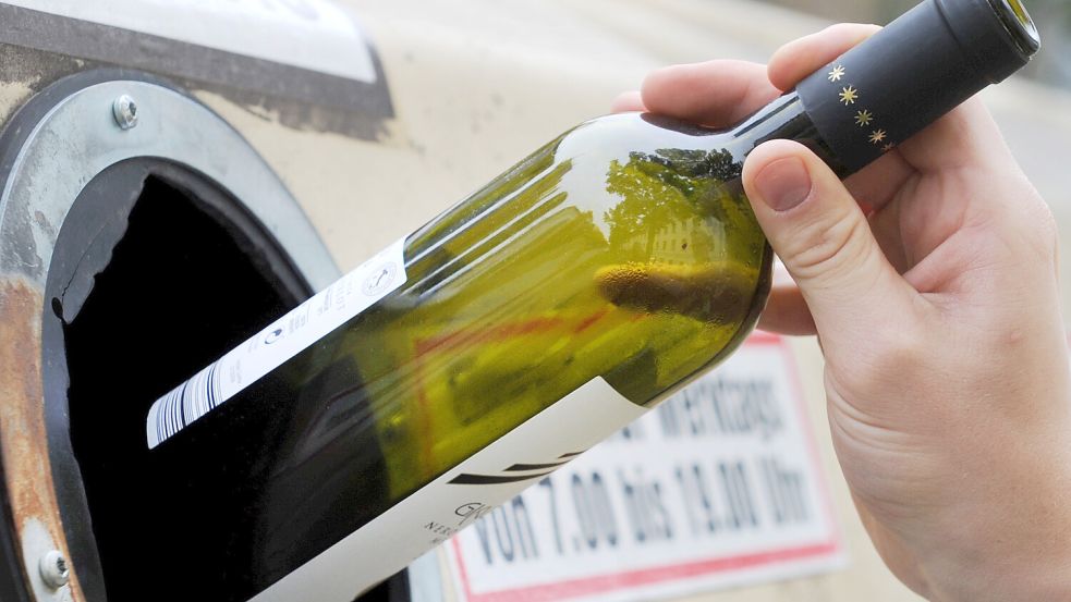 Glas ist nicht gleich Glas: Nicht alle Altglas-Gegenstände gehören in den Glascontainer. Foto: dpa/Tobias Hase