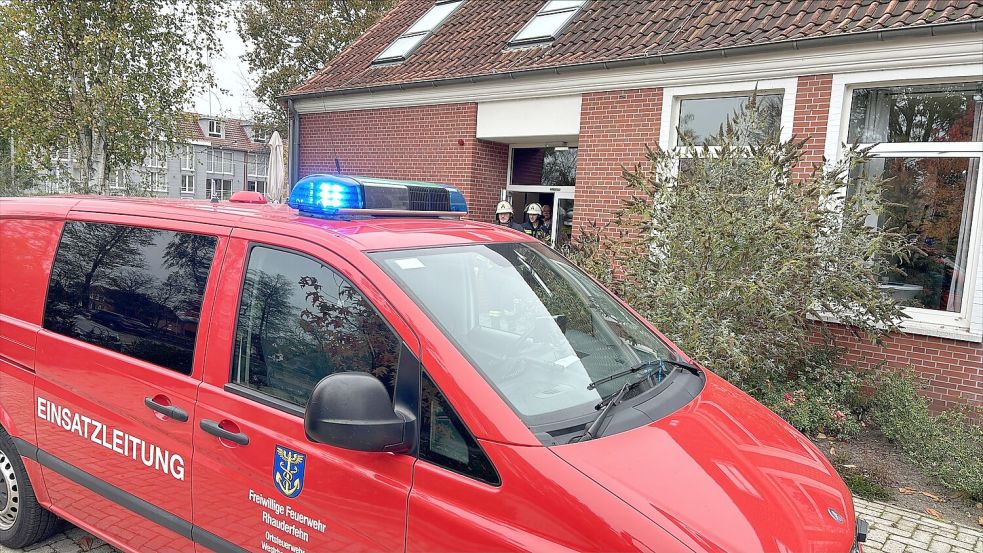 Die Ortsfeuerwehr Westrhauderfehn ist an diesem Freitagmorgen gleich drei Mal zum Restaurant Ankerplatz mit dem angeschlossenem Hotel Alte Navigationsschule ausgerückt. Foto: Ammermann