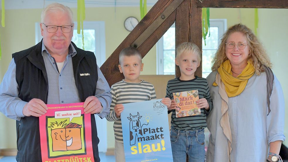 Der Plattdeutschbeauftragte Heinz Richter, Tom Smit, Lasse Reuss und die stellvertretende Kitaleitung Meenje van Velde. Foto: Ortgies
