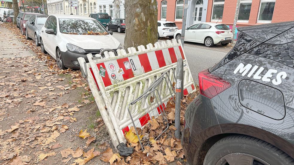 Tatort Hamburg-Altona: Hier rotten seit Wochen, vielleicht auch eher Monaten drei Absperrschranken vor sich hin. Foto: Dirk Fisser