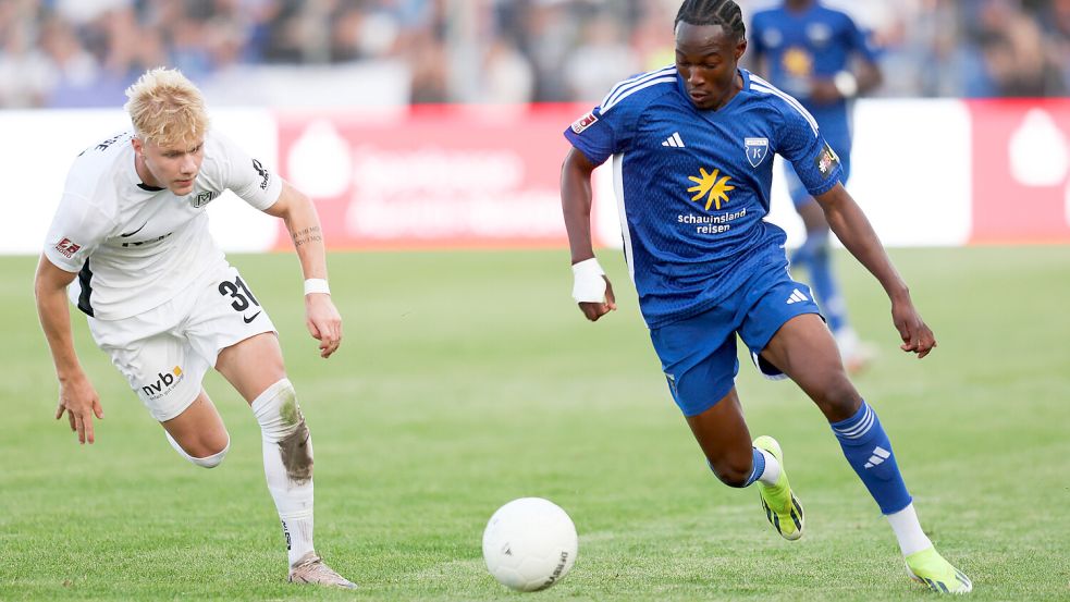 Beim Emder 1:0-Sieg im Hinspiel (rechts Michael Igwe) war Luca Prasse (links) einer der stärksten Meppener. Foto: Doden/Emden