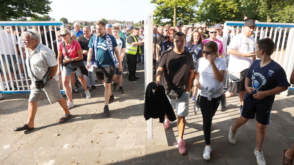Schon das Hinspiel war ein Zuschauermagnet. Im August kamen 6200 Zuschauer nach Emden, Freitag in Meppen werden es noch mehr sein. Foto: Doden/Emden