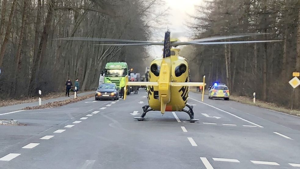 Auch ein Rettungshubschrauber musste angefordert werden. Dieser brachte den verletzten Demo-Teilnehmer in ein Krankenhaus.