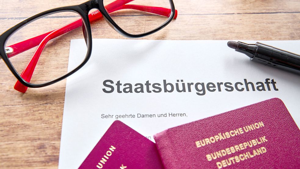 In Deutschland nutzen immer mehr Antragsteller das rechtliche Mittel, um die langwierige Bürokratie bei Einbürgerungsanträgen zu beschleunigen. Foto: IMAGO/Bihlmayerfotografie