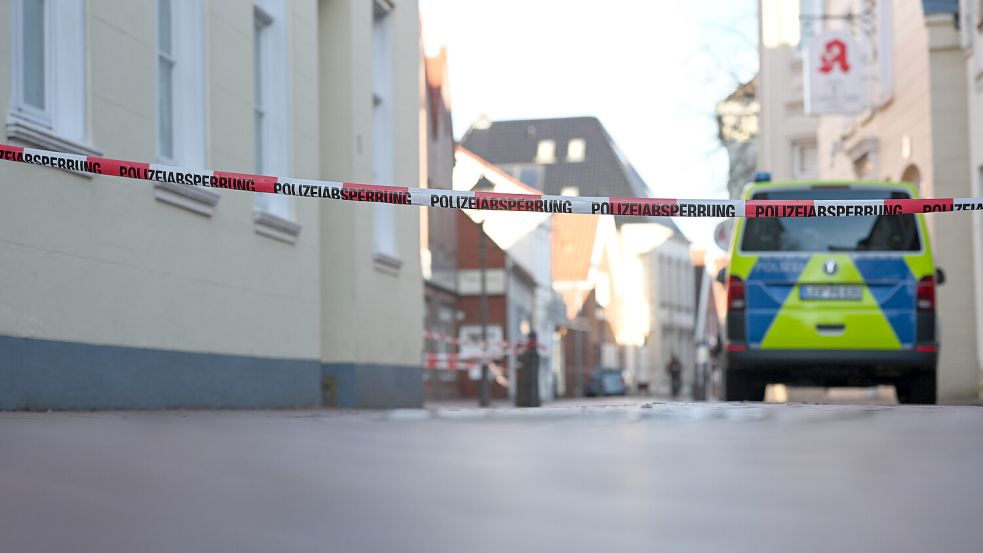 Die Polizei sicherte im Umfeld der Wohnung Spuren. Foto: Lars Penning/dpa
