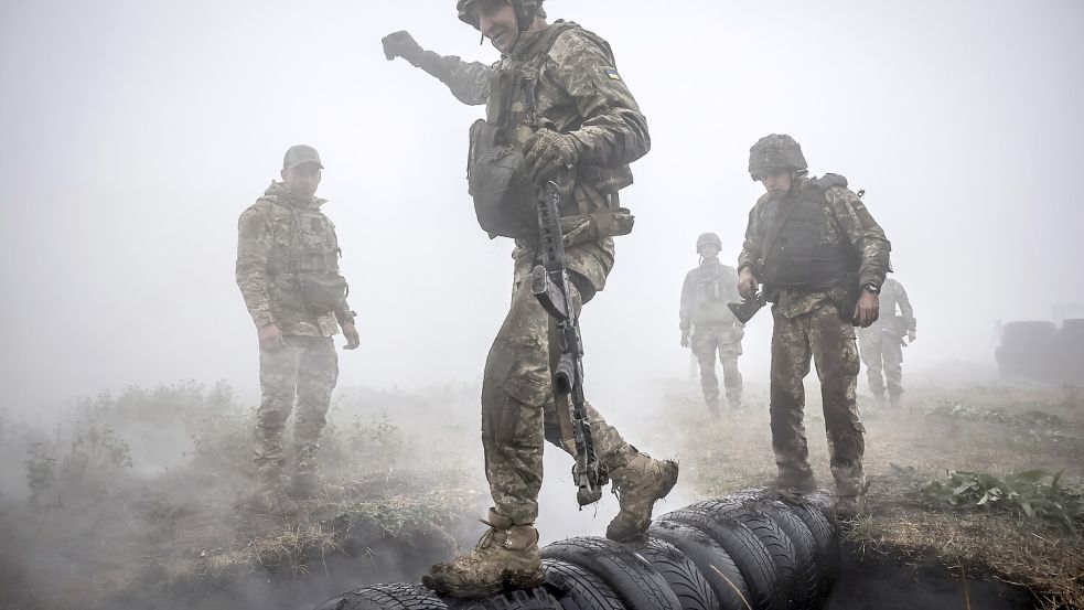 Neu rekrutierte ukrainische Soldaten verbessern ihre taktischen Fähigkeiten auf einem Hindernisparcours auf dem Übungsplatz in der Region Donezk. Angesichts hoher Verluste plant die Ukraine die Mobilisierung von 160.000 zusätzlichen Soldaten. Foto: dpa/Press service of 24 Mechanised brigade/Oleg Petrasiuk
