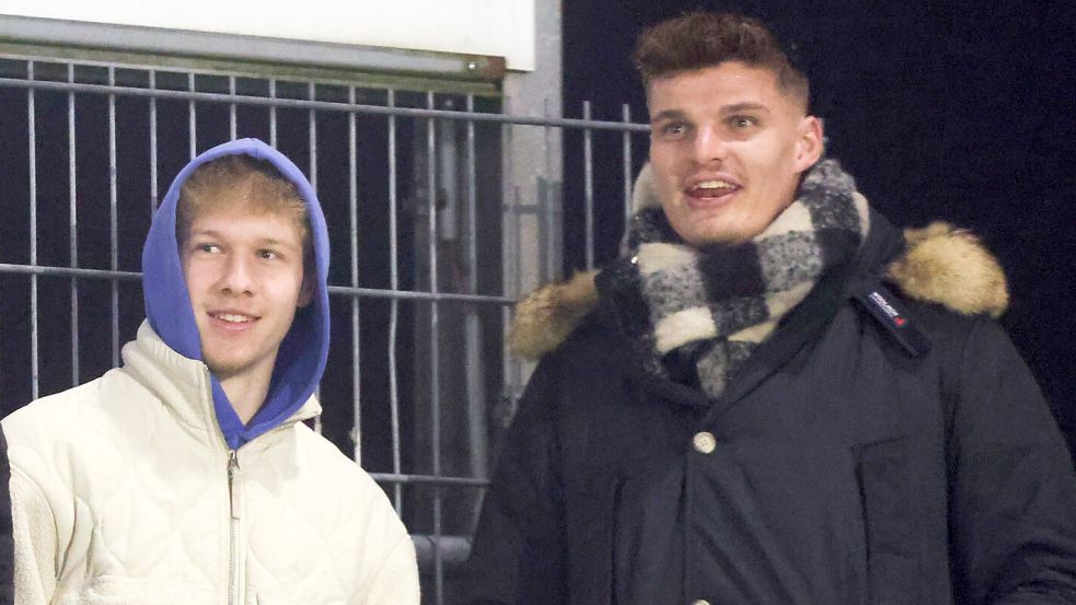 Bei Heimatbesuchen schauen Luca Prasse (links) und Marek Janssen gelegentlich auch mal im Ostfrieslandstadion vorbei. Hier ein Bild aus der letzten Spielzeit von der Partie gegen den SV Meppen II. Archivfoto: Doden/Emden