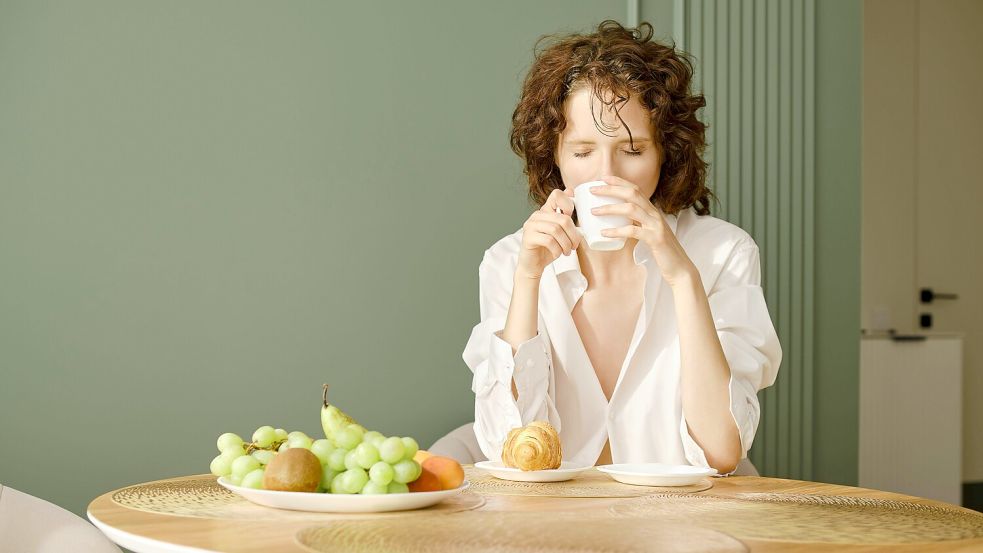 Einige Morgenmuffel sehen die Tasse Kaffee am Morgen als Notwendigkeit, um gut in den Tag zu starten. Foto: IMAGO/imagebroker