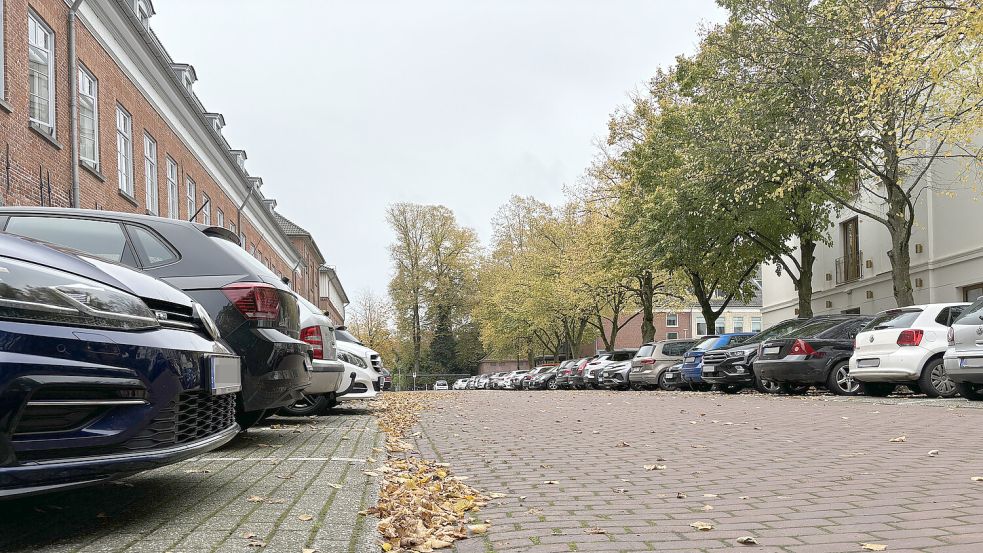Die Parkplätze am Auricher Schloss sind erst nachmittags frei zugänglich – dann öffnet sich die Schranke. Foto: Mieke Matthes