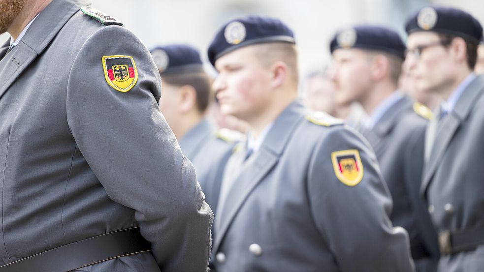 CDU-Kanzlerkandidat Friedrich Merz wirbt für eine neue Form der Wehrpflicht. Mit seinen Aussagen dürfte er bei den jungen Wählern jedoch nicht gut landen. Foto: dpa/Michael Matthey
