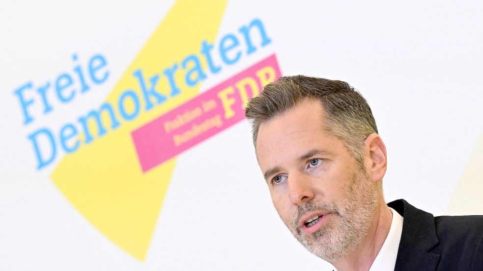 FDP-Fraktionschef Dürr kündigt an: Das erfolgreiche Deutschlandticket wird fortgesetzt. Foto: AFP/JOHN MACDOUGALL