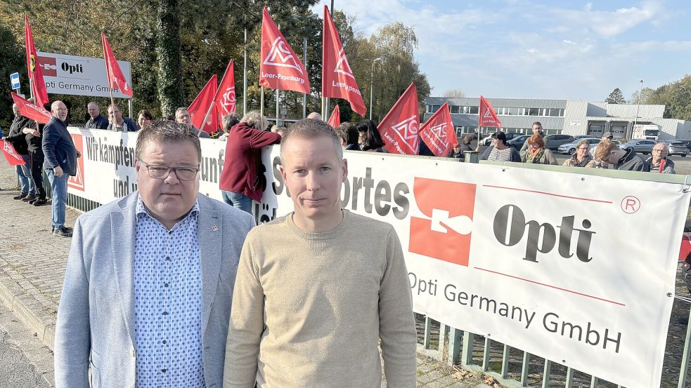 Thomas Gelder, 1. Bevollmächtigter der IG Metall (links), und Marcel Taubert, Betriebsratsvorsitzender bei Opti, ärgern sich über die Entscheidung von Geschäftsführung und Gesellschafter.
