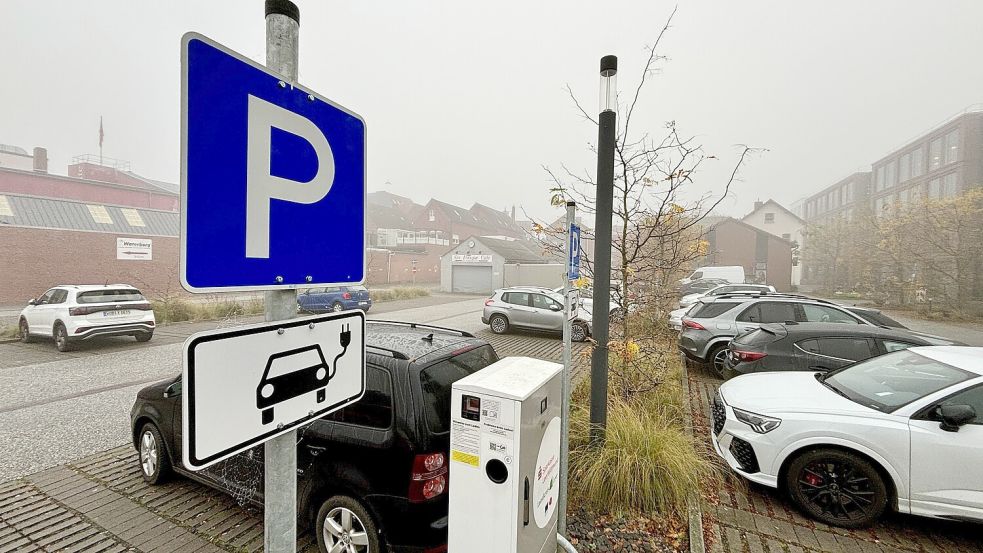 Für E-Autos muss derzeit auf städtischen Parkplätzen nicht bezahlt werden. Das soll sich ändern. Foto: Ortgies