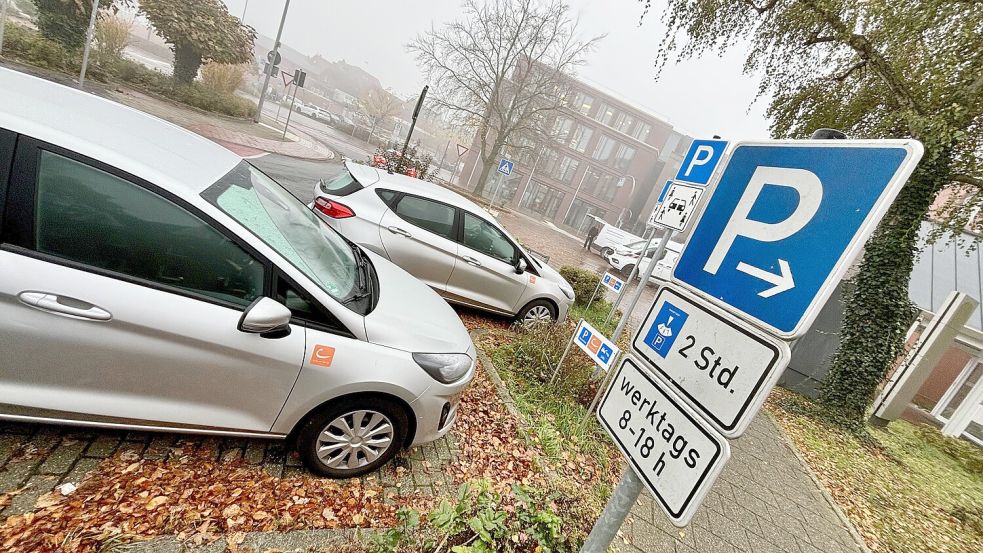 An der Jahnstraße kann man derzeit neben den Parkplätzen fürs Car-Sharing sein Wagen abstellen, ohne zu bezahlen. Stattdessen muss eine Parkscheibe ausgelegt werden. Foto: Ortgies