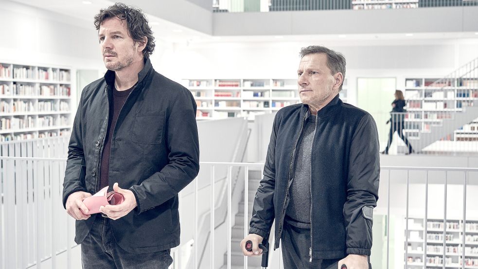 Sebastian Bootz (Felix Klare, l.) und Thorsten Lannert (Richy Müller) ermitteln auch in der Stuttgarter Stadtbibliothek. „Tatort: Lass sie gehen“, Sonntag, 17. November, 20.15 Uhr im Ersten. Foto: © SWR/Benoît Linder