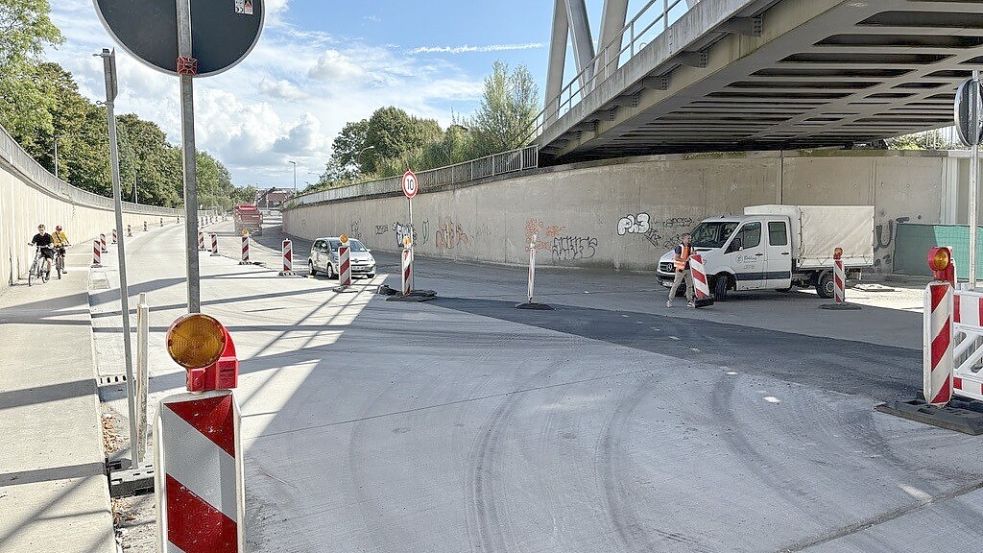 Die Südumgehung – besser bekannt als Trogstrecke – in Emden hat hohe Betonwände. Diese sollen bei einem Graffitievent im Sommer 2025 verschönert werden. Das Foto ist im September entstanden. Foto: Weiden/Archiv