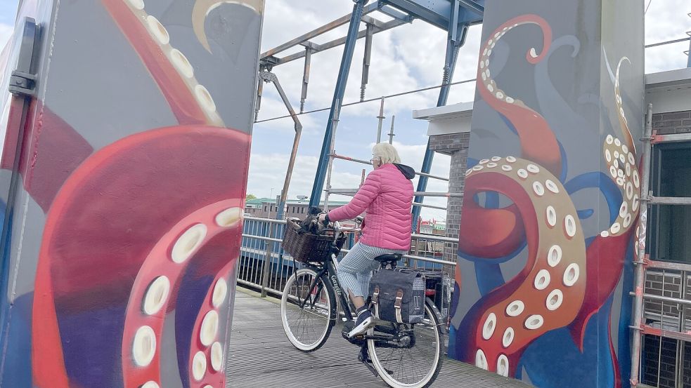 Graffiti-Kunst findet man an vielen Stellen in Emden: hier beispielsweise an der Eisenbahnbrücke beim Alten Binnenhafen. Foto: Hanssen/Archiv
