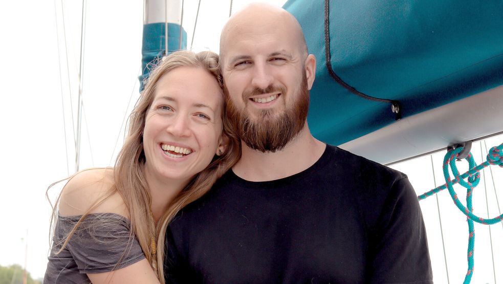 Laura Pape und Arne Weidtke wollen sich einen Traum erfüllen. Sie segeln von Leer aus um die Welt. Fotos: Privat