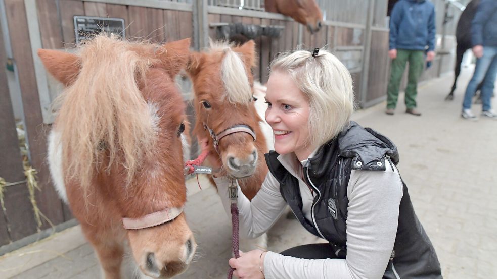 Elfi Willms und zwei kleine Ponys, die ebenfalls auf dem Hof leben. Foto: Ortgies